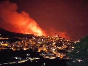 Scopri di più sull'articolo Agrigento – Incendio a Casteltermini, il sindaco: “Scongiurato il peggio grazie a macchina soccorsi efficiente”