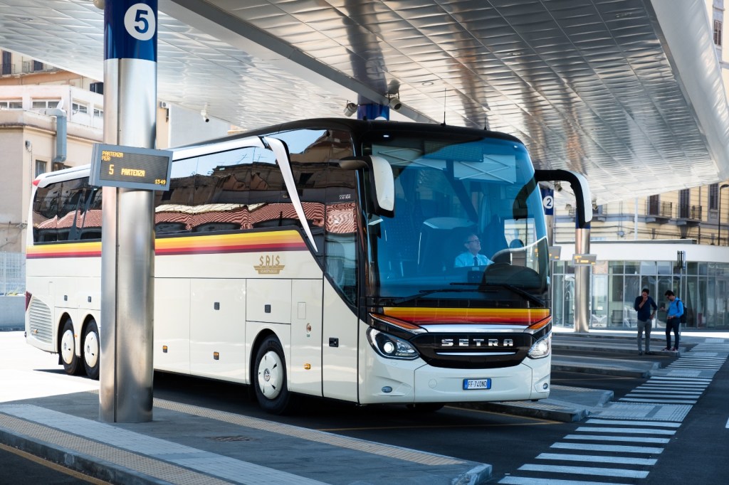 Al momento stai visualizzando Agrigento – Trova 7 mila euro in contanti mentre lava il bus e li riconsegna al proprietario: “Sono commosso”