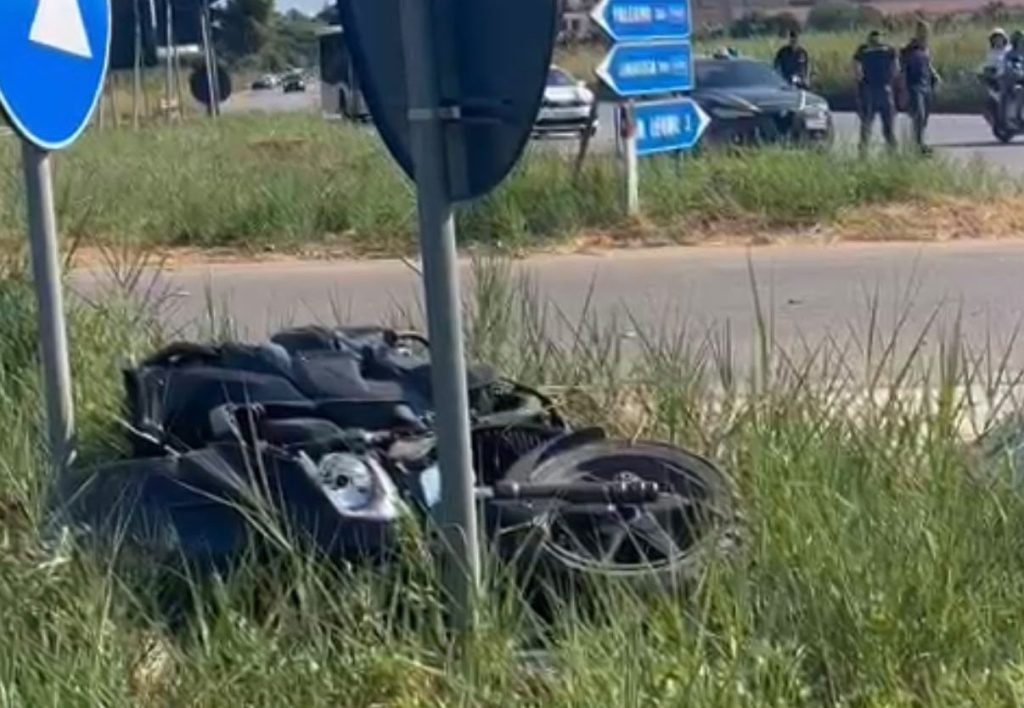 Al momento stai visualizzando Agrigento – Scontro tra auto e scooter al bivio del Villaggio Peruzzo: centauro in gravi condizioni
