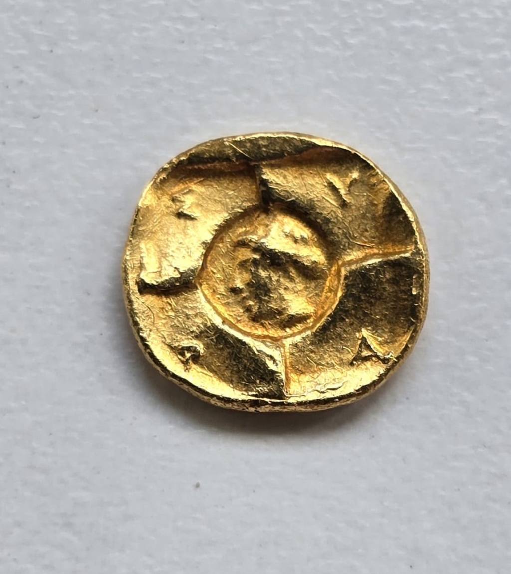 Al momento stai visualizzando Agrigento – A Maddalusa recuperata moneta d’oro siracusana del V secolo a. C.