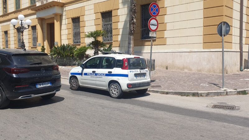 Al momento stai visualizzando Agrigento – Mezzo della polizia locale in divieto di sosta e sulle strisce pedonali “sotto” la Prefettura