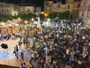Al momento stai visualizzando Agrigento – Aragona celebra il “Cuddiruni”: grande successo per la sagra dedicata alla tradizione gastronomica locale