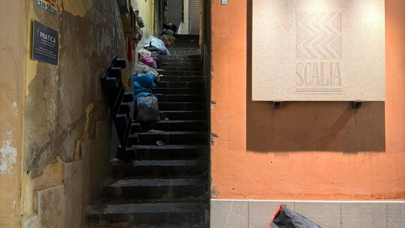 Al momento stai visualizzando Via Atenea, alle 20.30 il “salotto buono” tra i rifiuti. A Taormina hanno già risolto: Ad Agrigento basterebbe copiare