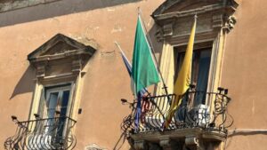 Scopri di più sull'articolo Agrigento, bandiere strappate e attorcigliate sul Palazzo di Città: Il decoro istituzionale parte anche dai simboli