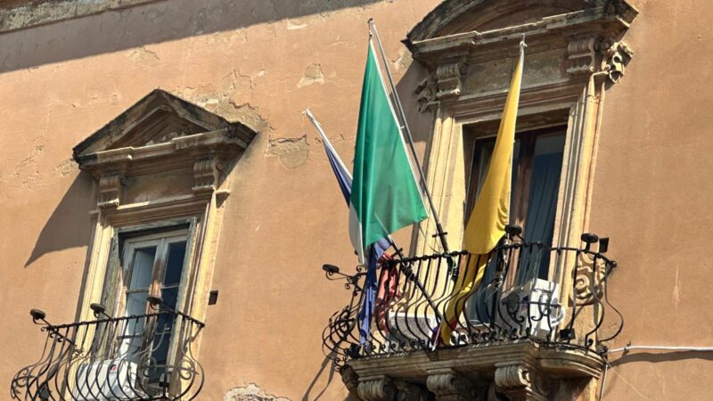 Al momento stai visualizzando Agrigento, bandiere strappate e attorcigliate sul Palazzo di Città: Il decoro istituzionale parte anche dai simboli