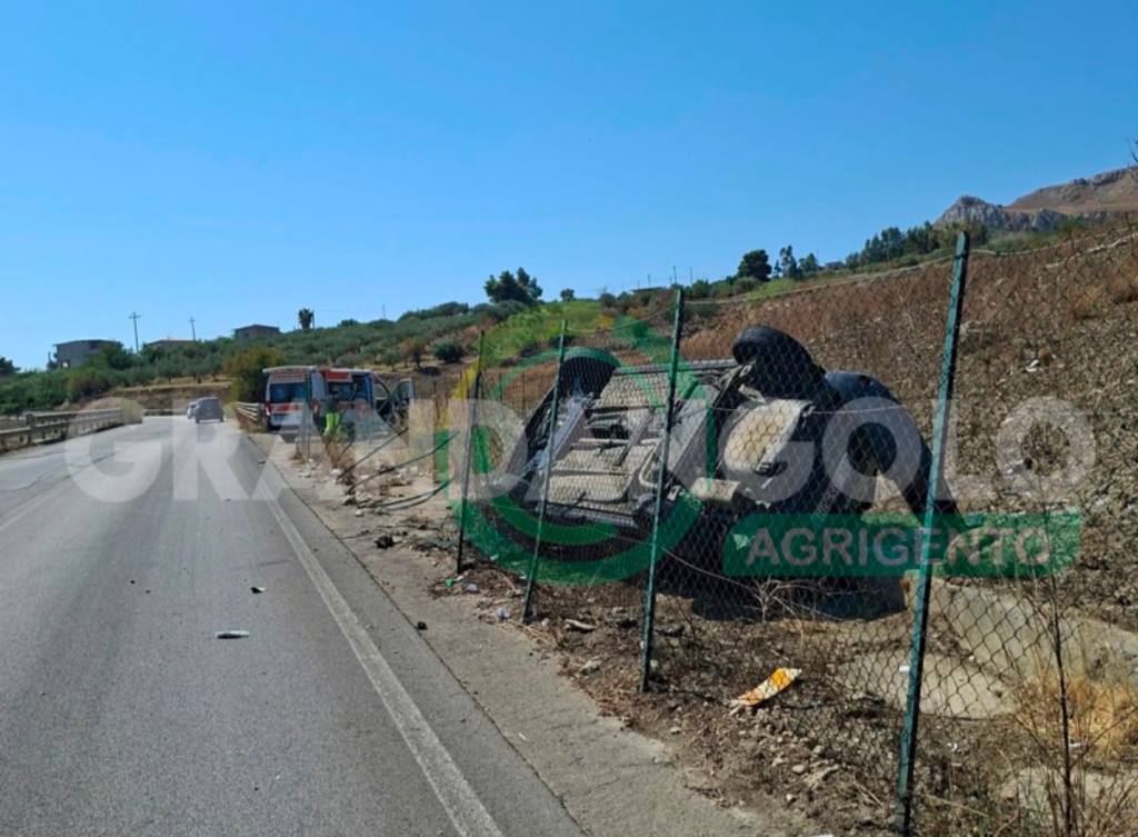 Al momento stai visualizzando Incidente stradale tra Agrigento e Favara, auto si ribalta: 5 feriti