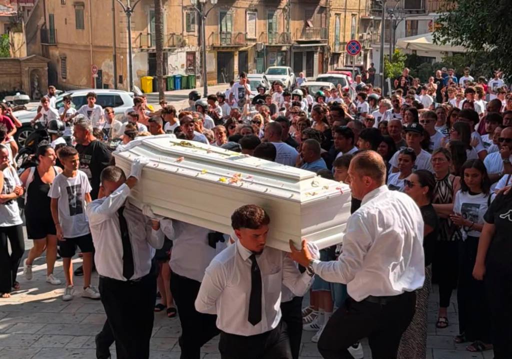 Al momento stai visualizzando Agrigento – Morto a 16 anni la notte di Ferragosto, lacrime e applausi per l’ultimo saluto a Salvatore 