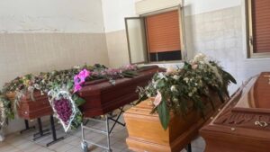 Scopri di più sull'articolo Agrigento – Tumulazioni al cimitero di Favara, una cittadina denuncia: “bare ancora ammassate, nessun problema risolto”