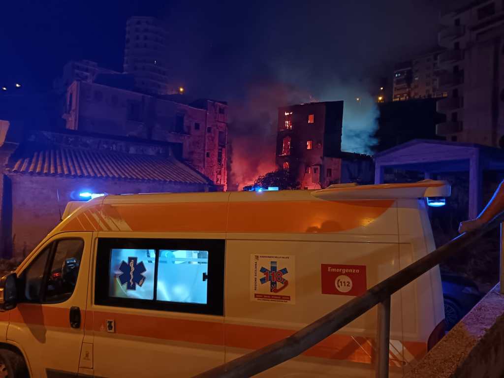 Al momento stai visualizzando Agrigento – In fiamme palazzina disabitata a Porto Empedocle, vigili del fuoco in azione
