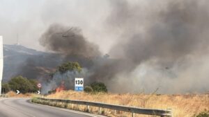 Scopri di più sull'articolo Agrigento – Maxi incendio lungo la statale 115: Fiamme e fumo al chilometro 130, elicottero in azione