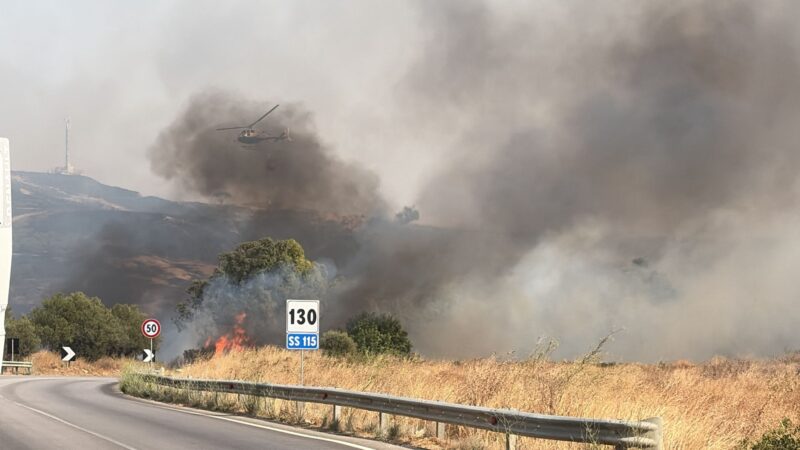 Al momento stai visualizzando Agrigento – Maxi incendio lungo la statale 115: Fiamme e fumo al chilometro 130, elicottero in azione