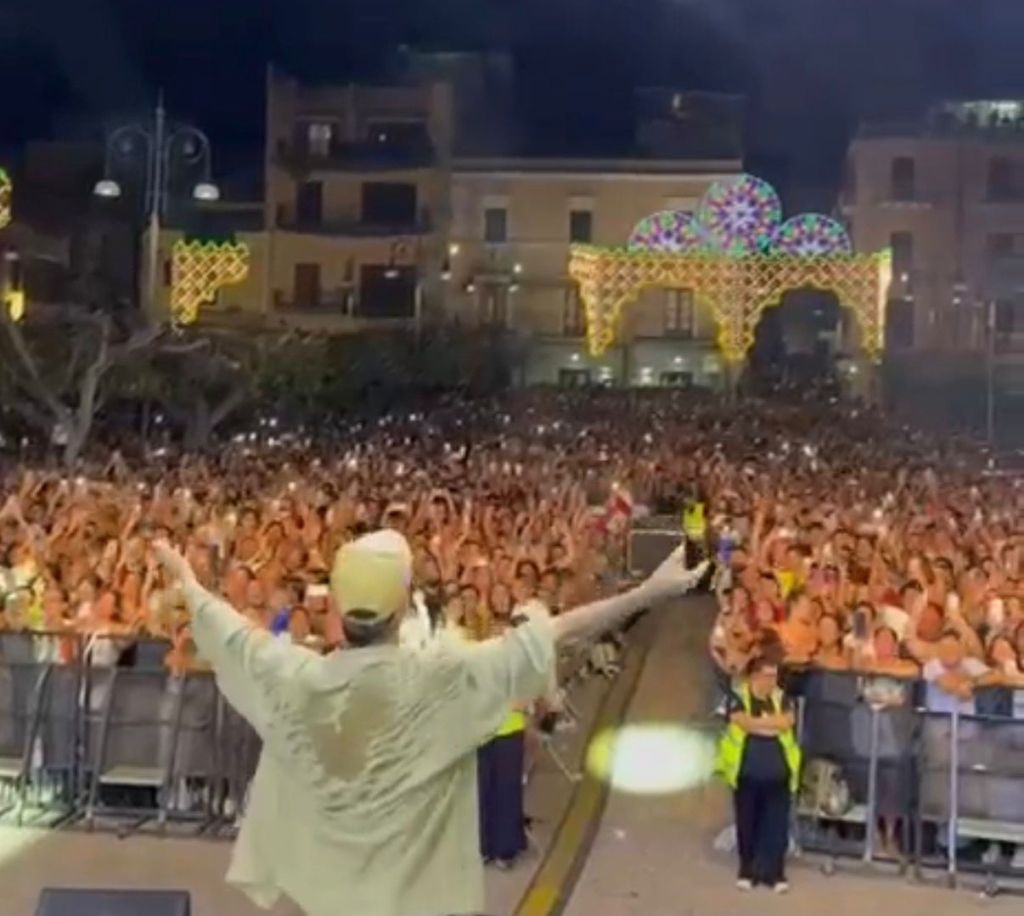 Al momento stai visualizzando Agrigento – Fred De Palma infiamma la piazza di Favara