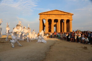 Scopri di più sull'articolo Agrigento – “Il Risveglio degli Dei” conquista la Valle e punta al tour mondiale