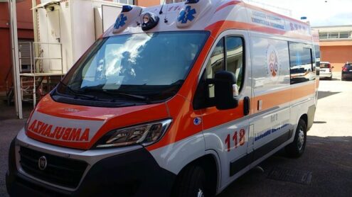 Al momento stai visualizzando Agrigento – Colpito al collo con un bicchiere di vetro: grave un bagnino di 22 anni, annullato evento con Fabrizio Corona