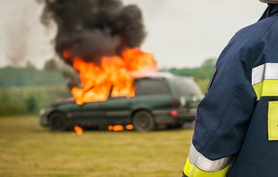 Al momento stai visualizzando Agrigento – Auto in fiamme nel cuore della notte a Licata: indagini sull’incendio