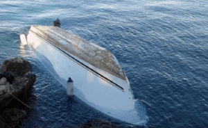 Scopri di più sull'articolo Agrigento – Imbarcazione si capovolge lungo la costa licatese: sette persone in difficoltà