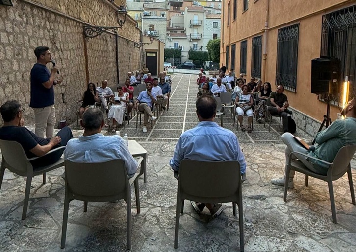 Al momento stai visualizzando Agrigento – Secondo appuntamento del “Borgo di carta”, a Sant’Angelo Muxaro arriva Salvatore Falzone