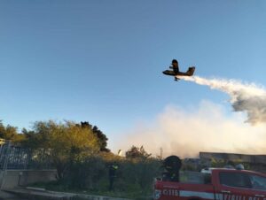 Scopri di più sull'articolo Agrigento – Incendi nell’Agrigentino, paura a Makauda e Menfi: chiusa statale 115