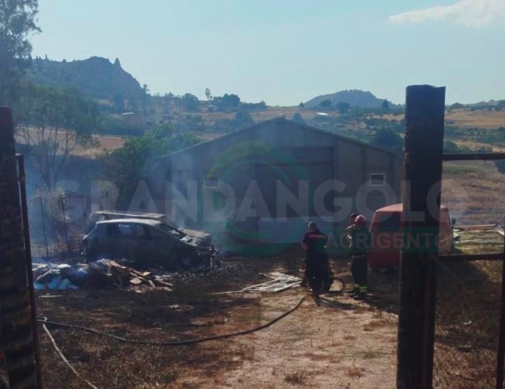 Al momento stai visualizzando Agrigento – Casteltermini, incendio di sterpaglie invade un’azienda: auto distrutte dalle fiamme