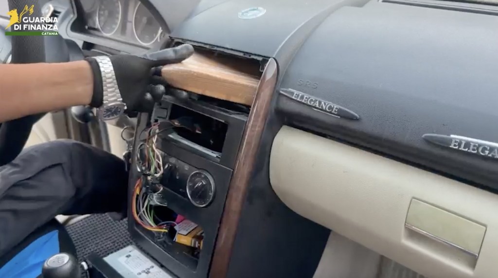 Al momento stai visualizzando Agrigento – Nasconde 2 chili di cocaina nel cruscotto dell’auto, arrestato (VIDEO)