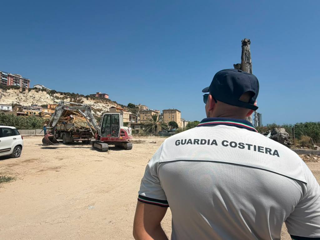 Al momento stai visualizzando Agrigento – Porto Empedocle, rimossi ombrelli e gazebo in legno abusivi: l’attività della Capitaneria di Porto