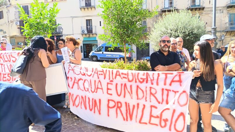 Al momento stai visualizzando Agrigento, Italia Viva manifesta per l’acqua ma governa la città: E a Maddalusa la politica continua a discutere mentre i residenti aspettano