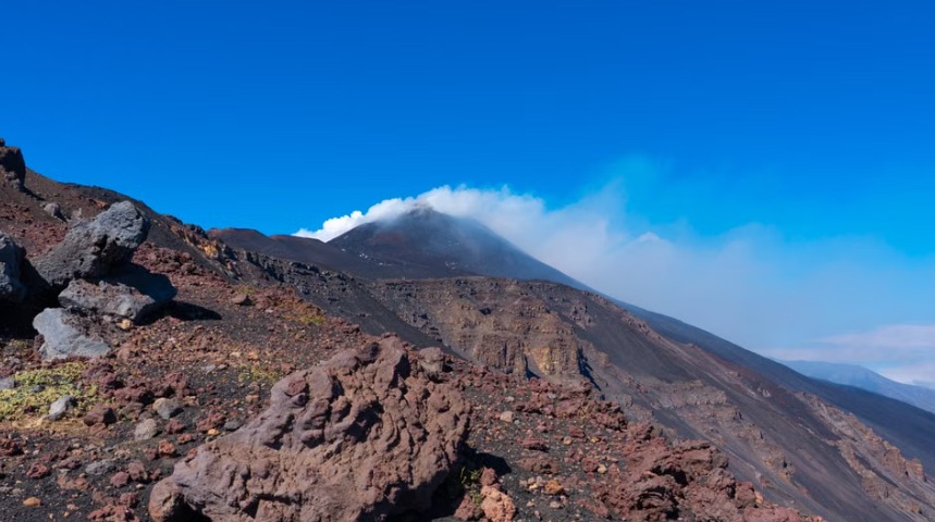 Al momento stai visualizzando Agrigento – Emergenza Etna, Schifani: «Regione attiva per alleviare i disagi dei passeggeri»