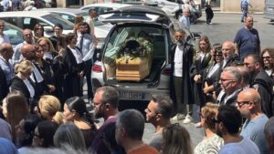 Scopri di più sull'articolo Agrigento – Favara dice addio all’avvocato Gianna Bruccoleri, colleghi in toga per l’ultimo saluto 