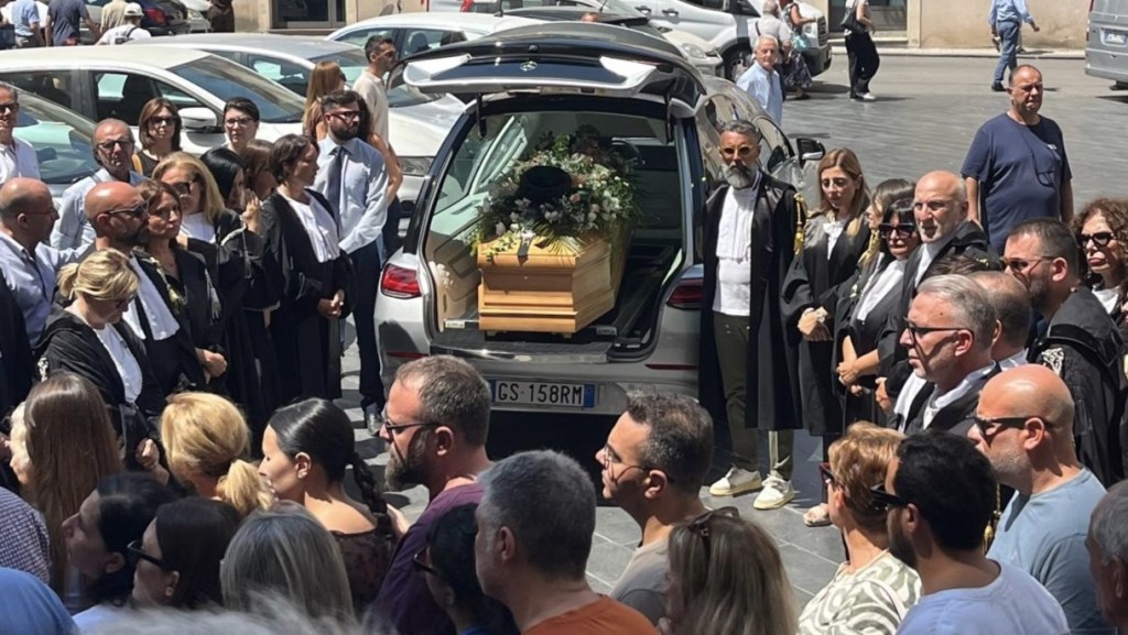 Al momento stai visualizzando Agrigento – Favara dice addio all’avvocato Gianna Bruccoleri, colleghi in toga per l’ultimo saluto 