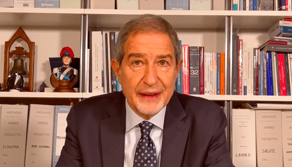 Al momento stai visualizzando Agrigento – Etna, ministro Musumeci: “Fuori posto è l’aeroporto e non il vulcano”