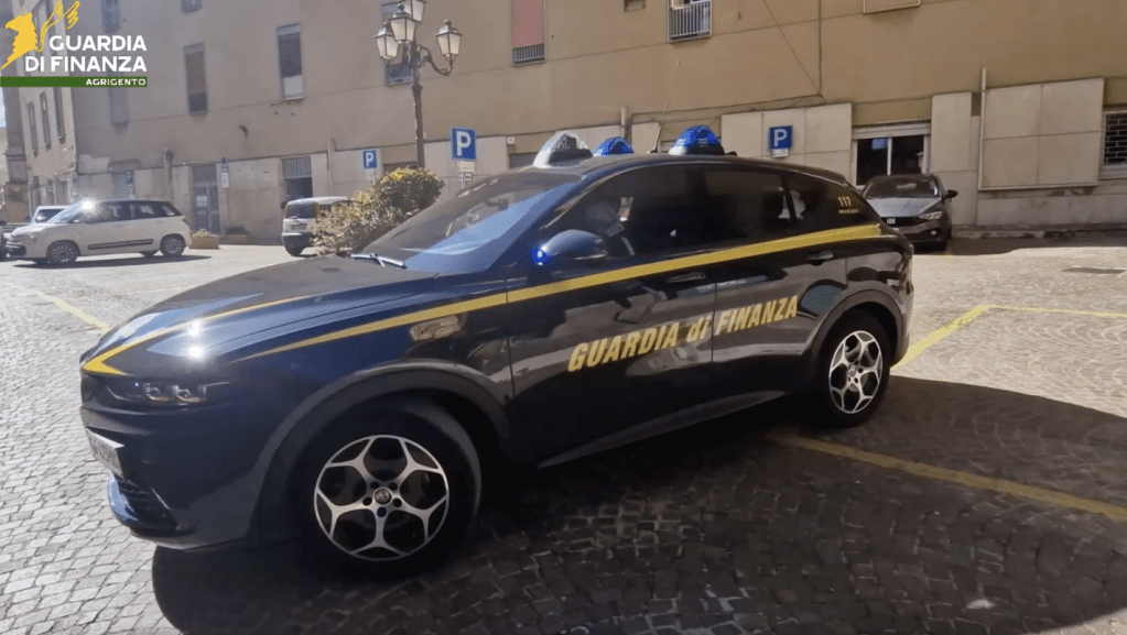 Al momento stai visualizzando Agrigento – Ditta di autotrasporti sotto inchiesta, 3 indagati per evasione fiscale e false compensazioni 
