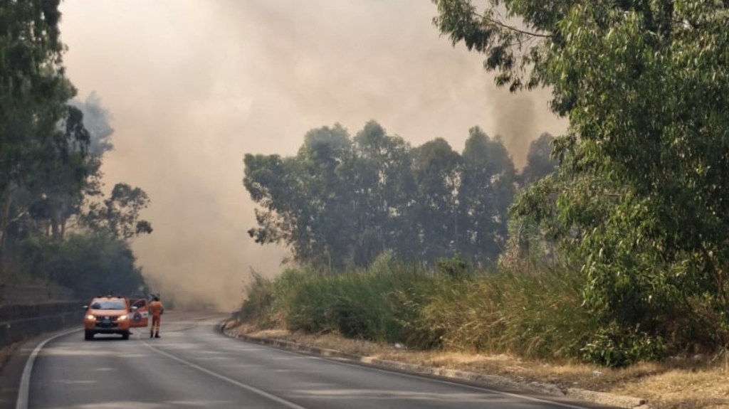 Al momento stai visualizzando Agrigento – Fiamme nell’Agrigentino: bruciati 130 ettari, tre auto e il deposito di uno stabilimento balneare