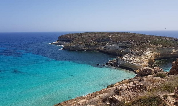 Al momento stai visualizzando Agrigento – Tragedia a Lampedusa, 29enne muore travolto da un gommone: la Procura indaga per omicidio nautico