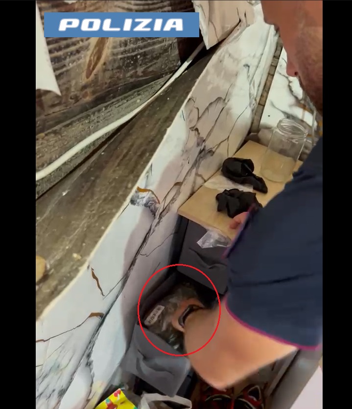 Al momento stai visualizzando Agrigento – Catania, evade dai domiciliari e viene fermato: in casa quasi un chilo di droga e mini cellulari