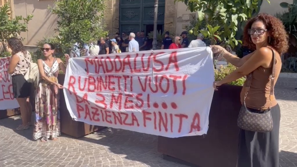 Al momento stai visualizzando Agrigento – Gli agrigentini chiedono l’acqua, manifestazione davanti il Comune (VIDEO)