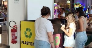 Scopri di più sull'articolo Agrigento, al Città dei Templi la differenziata si insegna sul campo: Un addetto aiuta i clienti