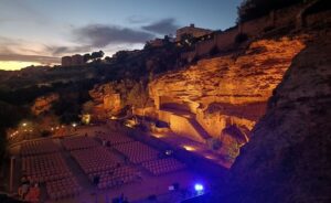 Scopri di più sull'articolo Agrigento – Inizia domenica 2 agosto alle ore 21:00 con “Il vitalizio” la Settimana Pirandelliana al Teatro dell’Efebo