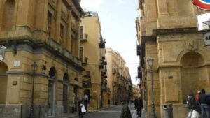Scopri di più sull'articolo Agrigento, ubriaco molesta i clienti e aggredisce i carabinieri: denunciato un diciassettenne