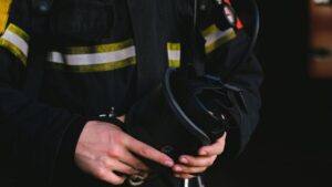 Scopri di più sull'articolo Agrigento – Porto Empedocle, maxi incendio in un immobile abbandonato: crolla il tetto, vigili del fuoco al lavoro per ore