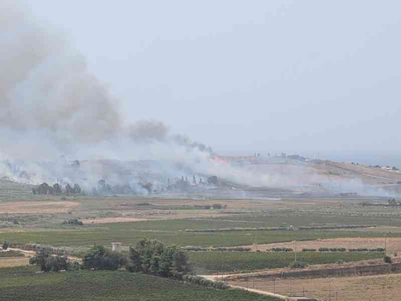 Al momento stai visualizzando Agrigento – Menfi. Vasto incendio al Cipollazzo, fiamme vicino alle case. Strada chiuda tra Fiori e Porto Palo