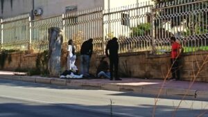 Scopri di più sull'articolo Agrigento – Bivacco di immigrati davanti la Caserma Anghelone della Polizia di Stato