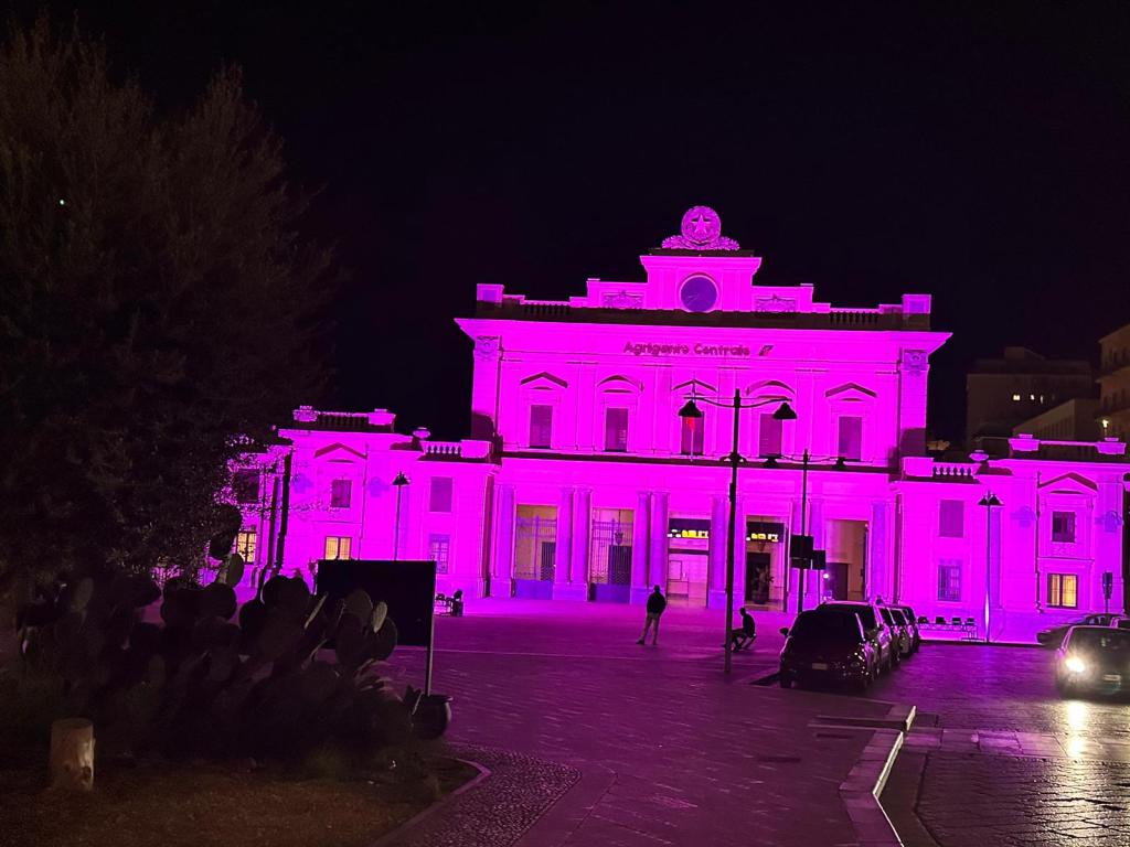 Al momento stai visualizzando Lotta al tumore al seno, la Stazione centrale di Agrigento si tinge di fucsia