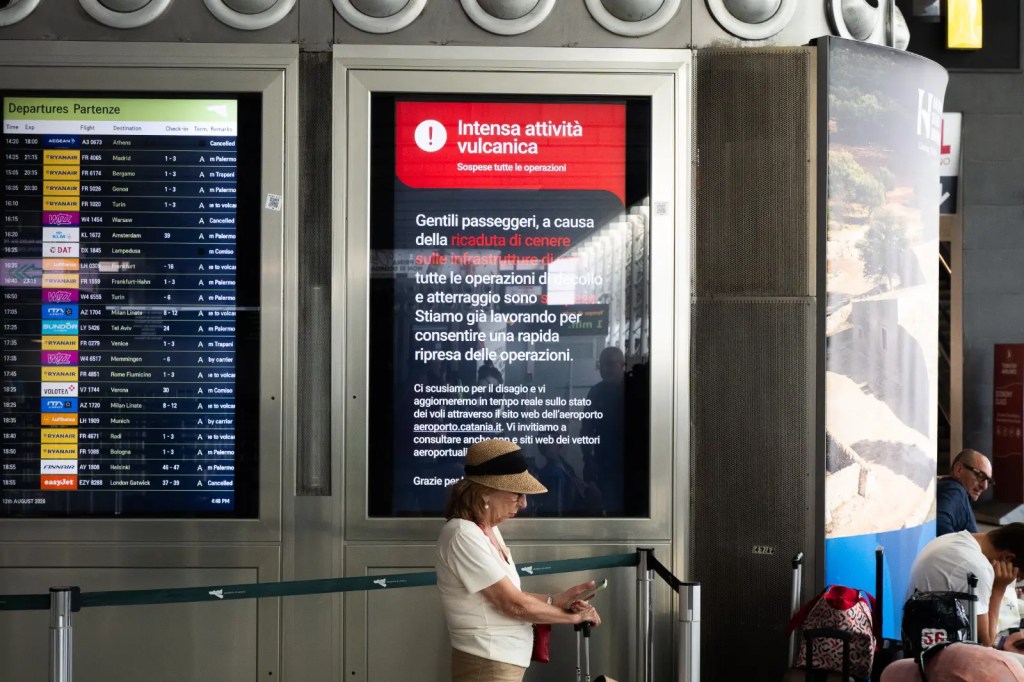 Al momento stai visualizzando Agrigento – Cenere lavica dell’Etna, stop voli all’aeroporto di Catania fino alle 12 di domani