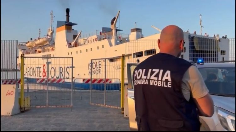 Al momento stai visualizzando Agrigento – Trasportano migranti da Tunisia a Lampedusa, arrestati padre e figlio 
