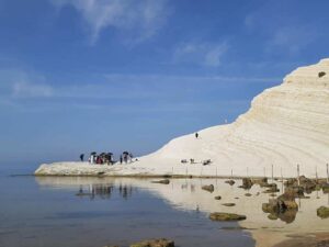 Scopri di più sull'articolo Agrigento – Hanno soccorso due gemelli aggrediti da un cane alla Scala dei turchi, la famiglia cerca infermieri fiorentini