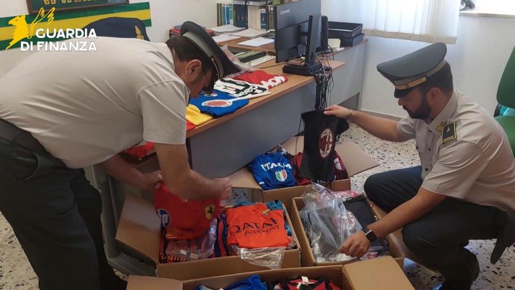 Al momento stai visualizzando Agrigento – Scoperto laboratorio di abbigliamento contraffatto con lavoratori in nero, attività sospesa