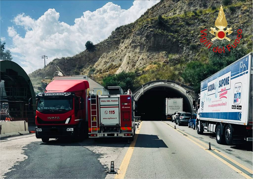 Al momento stai visualizzando Agrigento – Tir danneggia impianto illuminazione in galleria: traffico bloccato