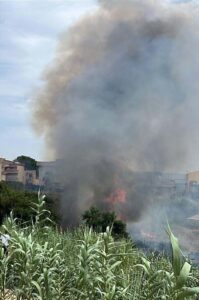 Scopri di più sull'articolo Agrigento – Ribera, incendio di sterpaglie in centro città: in corso operazioni di spegnimento