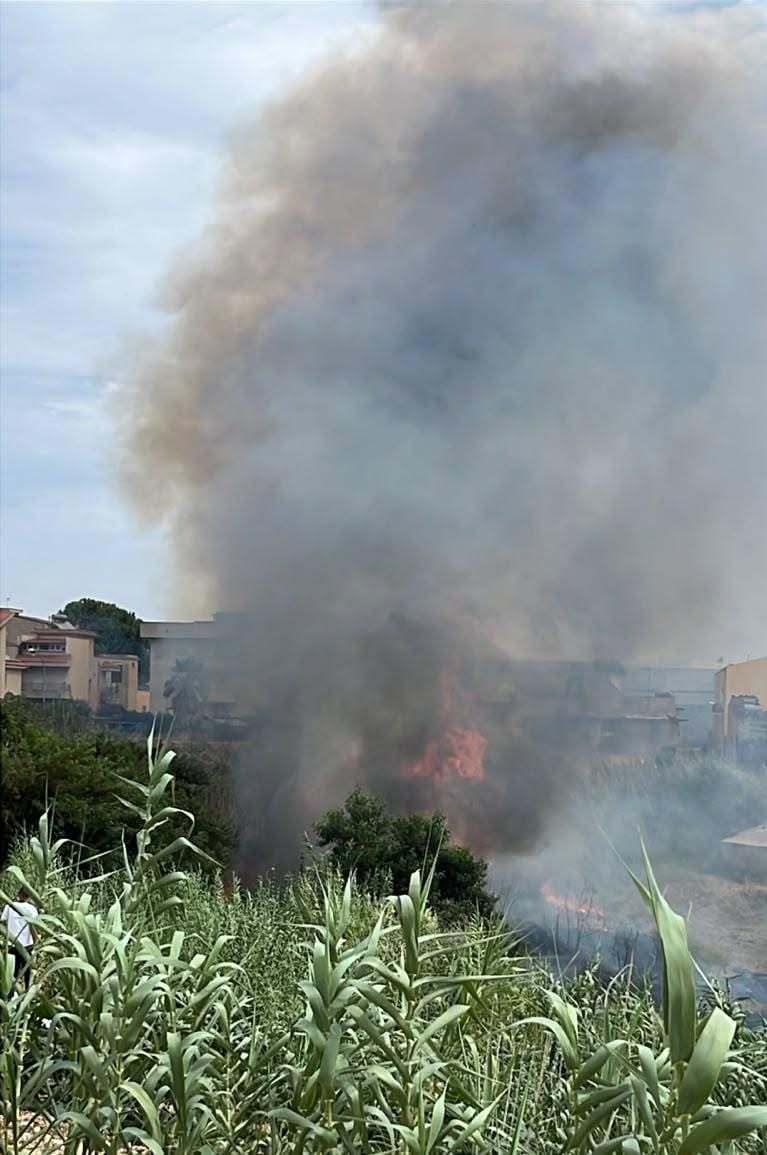 Al momento stai visualizzando Agrigento – Ribera, incendio di sterpaglie in centro città: in corso operazioni di spegnimento