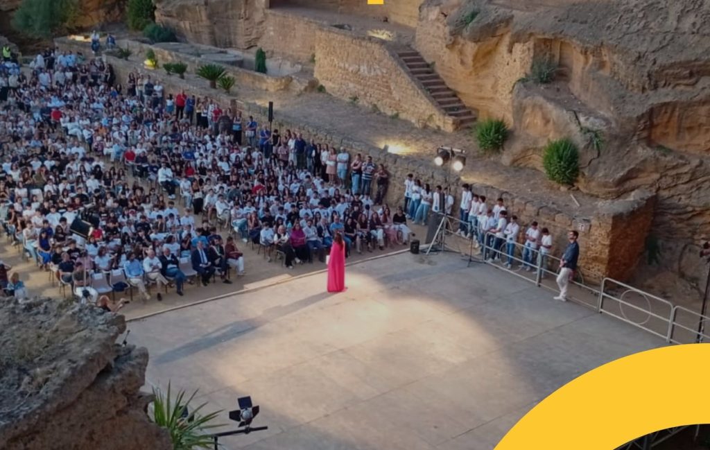 Al momento stai visualizzando Agrigento – Scuola, il Liceo Leonardo accoglie le prime classi in una cerimonia al Teatro dell’Efebo